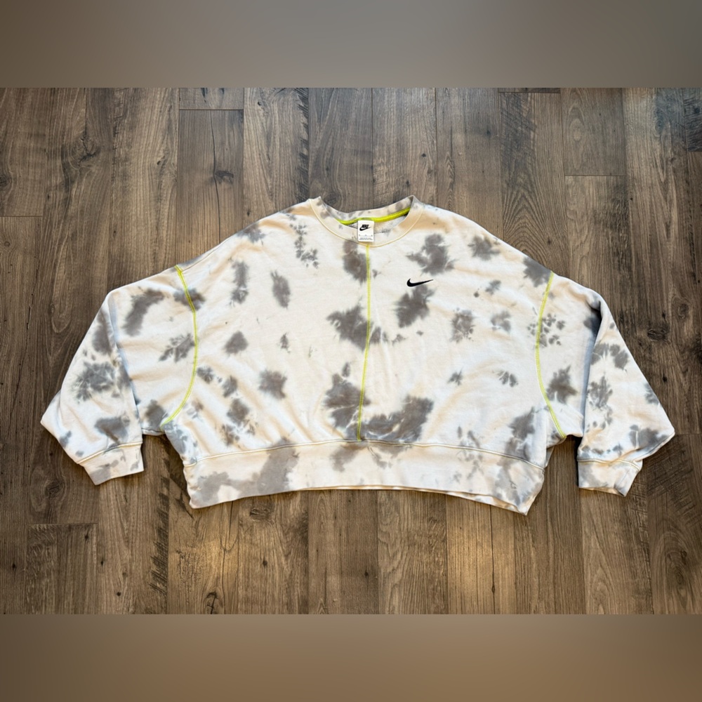 Nike Women's Sportswear Fleece Tie-Dye Cropped Crewneck in Gray and White - Picture 3 of 5